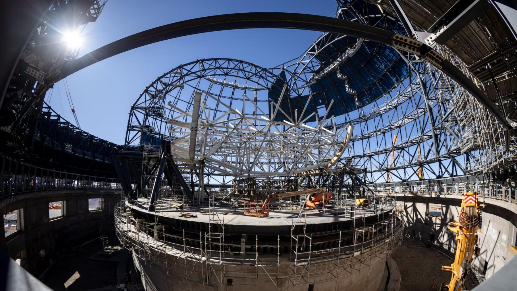 La construcción del ELT desde su interior.